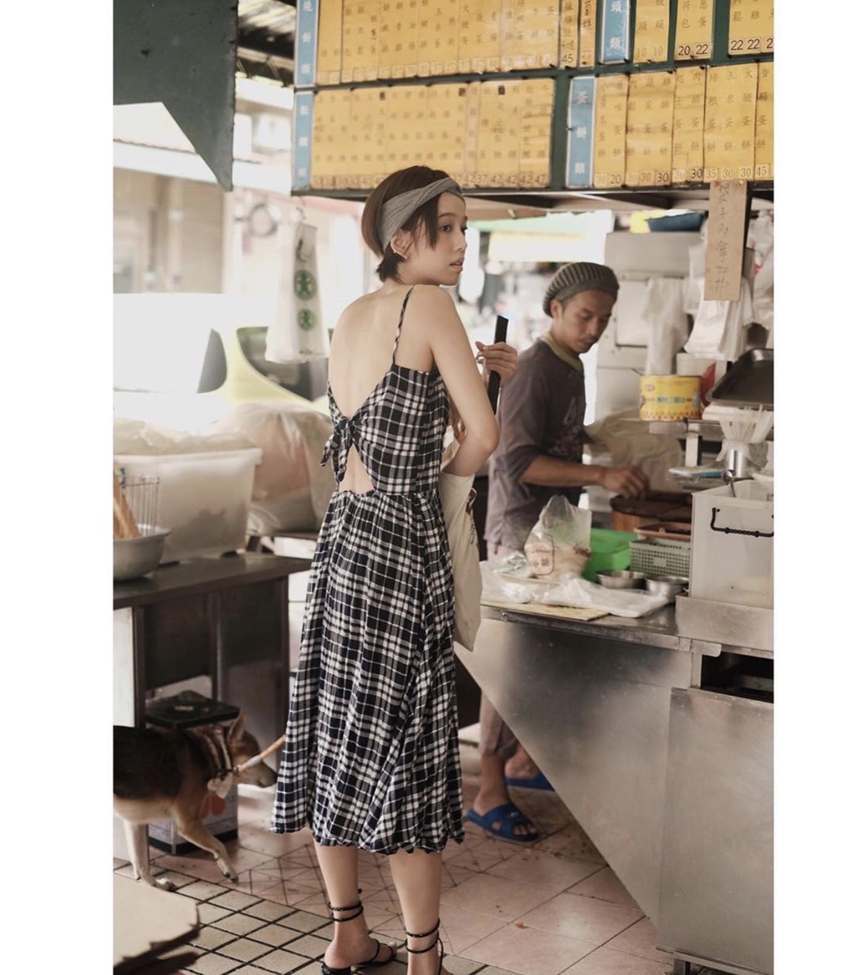 陳庭妮在傳統早餐店點餐。 圖：翻攝Instagram