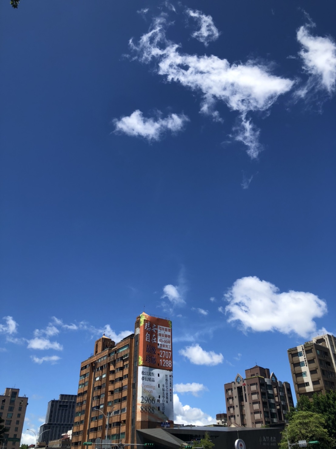 中央氣象局指出，今日台灣西半部地區高溫炎熱。 圖：楊瑾錚/攝