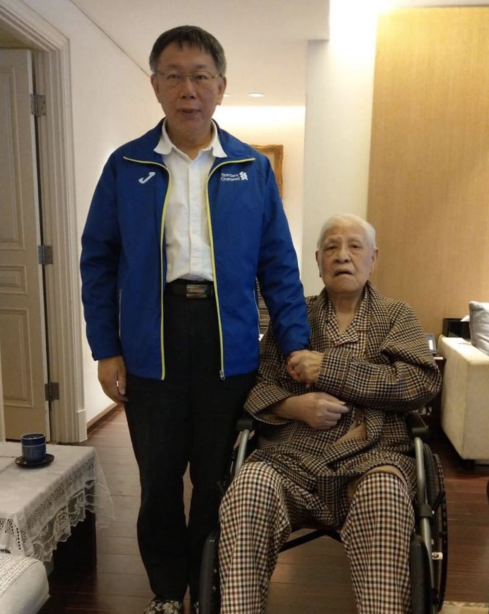 台北市長柯文2019年曾去探望前總統李登輝。 圖：台北市政府 / 提供