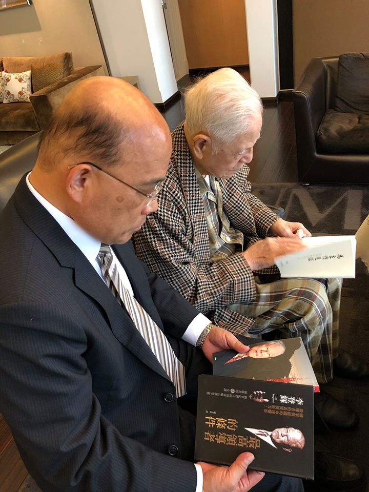 行政院長蘇貞昌在前總統李登輝住院前的一次促膝長談。 圖：翻攝蘇貞昌臉書