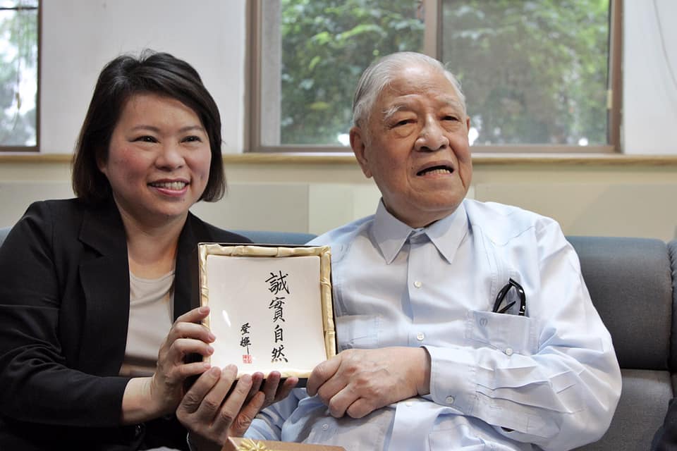嘉義市黃敏惠（左）在臉書貼上與李登輝的合照，悼念這位台灣首任民選總統。 圖：翻攝自黃敏惠臉書