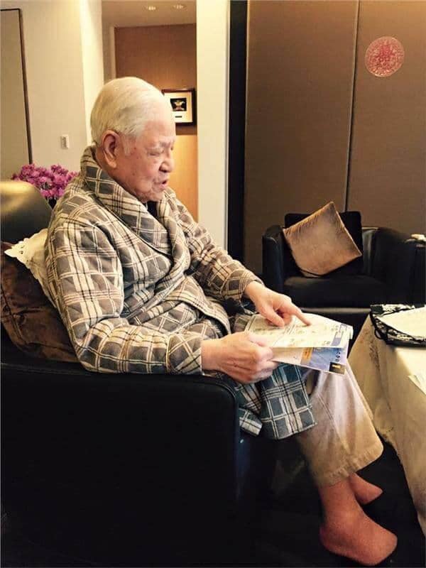 謝金河說，十幾年前的台積電還沒有今天這麼大的氣候，但李前總統已認定半導體是守護台灣最重要的產業。 圖：翻攝謝金河臉書