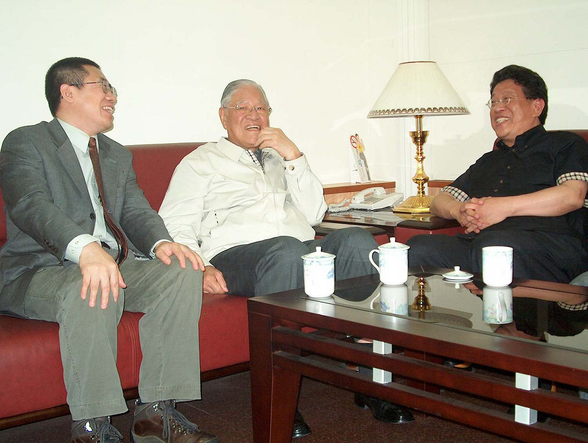 圖為李登輝（中）、汪笨湖（右）與曹長青（左）。 圖：翻攝自曹長青臉書