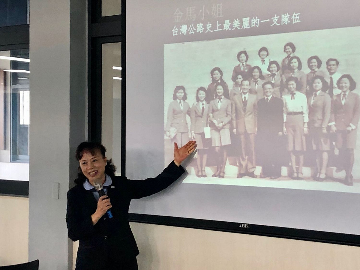 曠蘭美女士介紹當年擔任金馬小姐的風采。 圖：參山處／提供