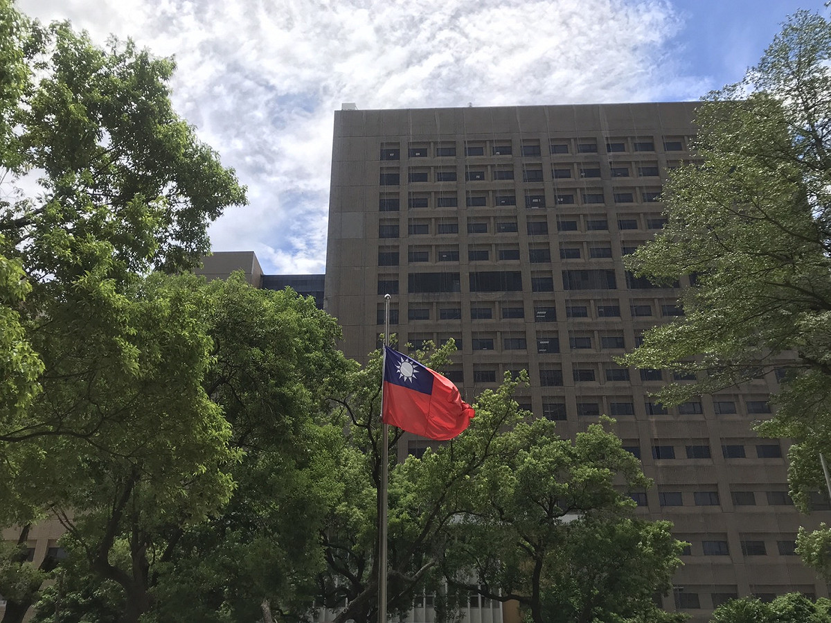 中央聯合辦公大樓(南棟)前今（31）天中午12點的下半旗照。 圖：內政部提供