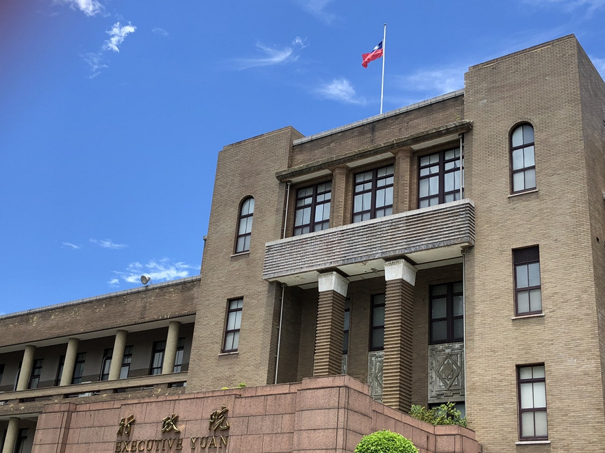 行政院今（31）天中午下半旗、追悼前總統李登輝過世。 圖：謝莉慧/攝
