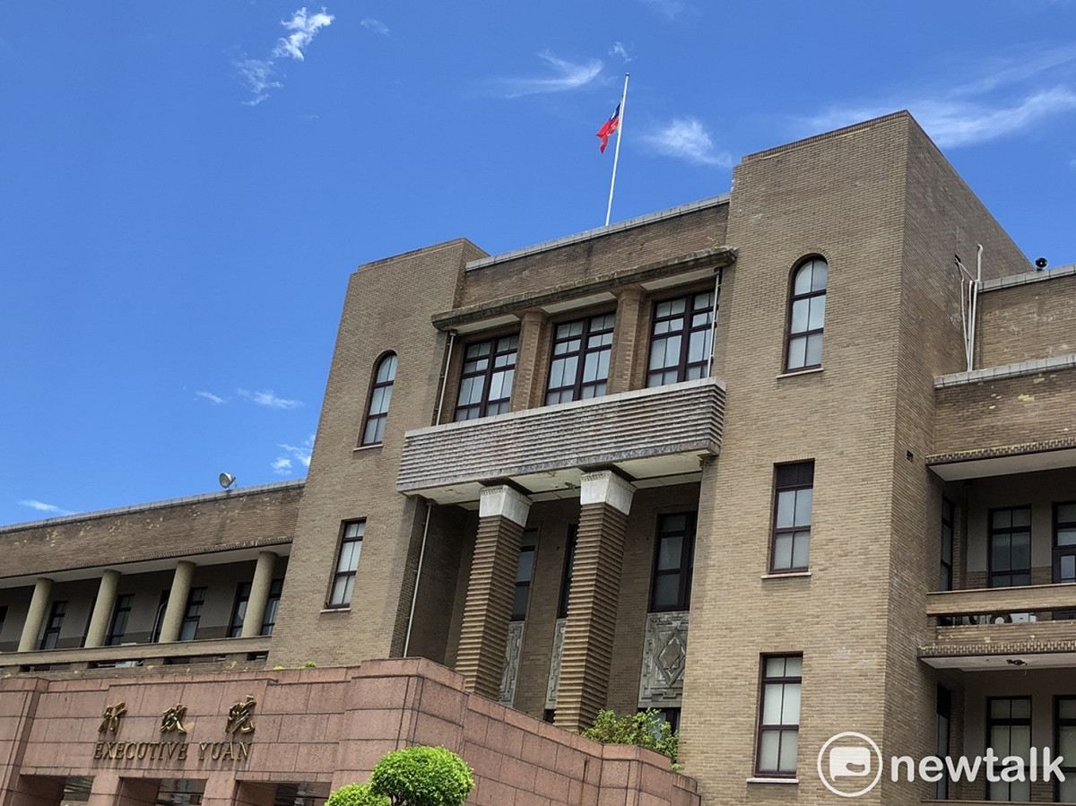 行政院今（31）天中午12時下半旗。 圖：謝莉慧/攝