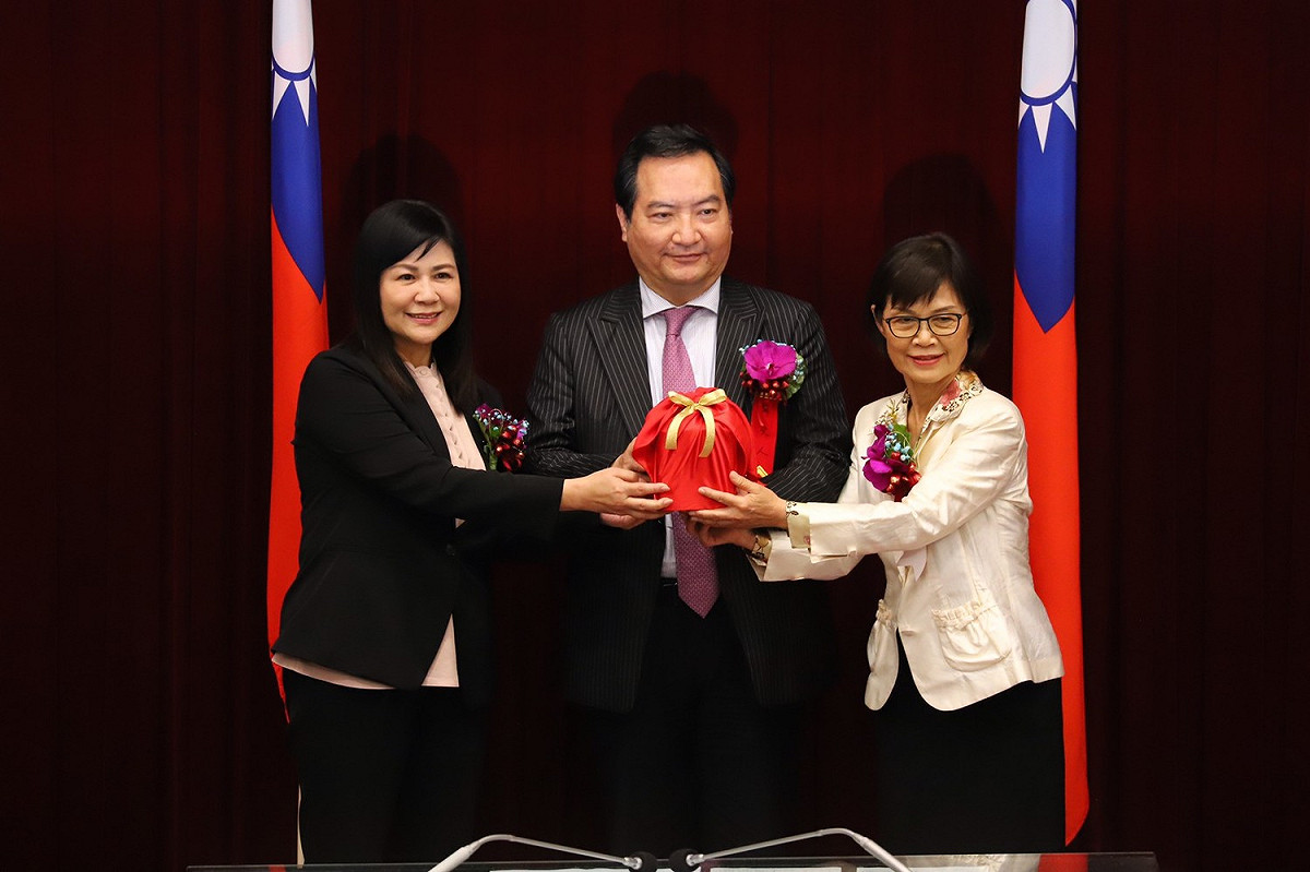 高雄市新科議長曾麗燕(右)自陸淑美手中接下印信。 圖：孫家銘/攝