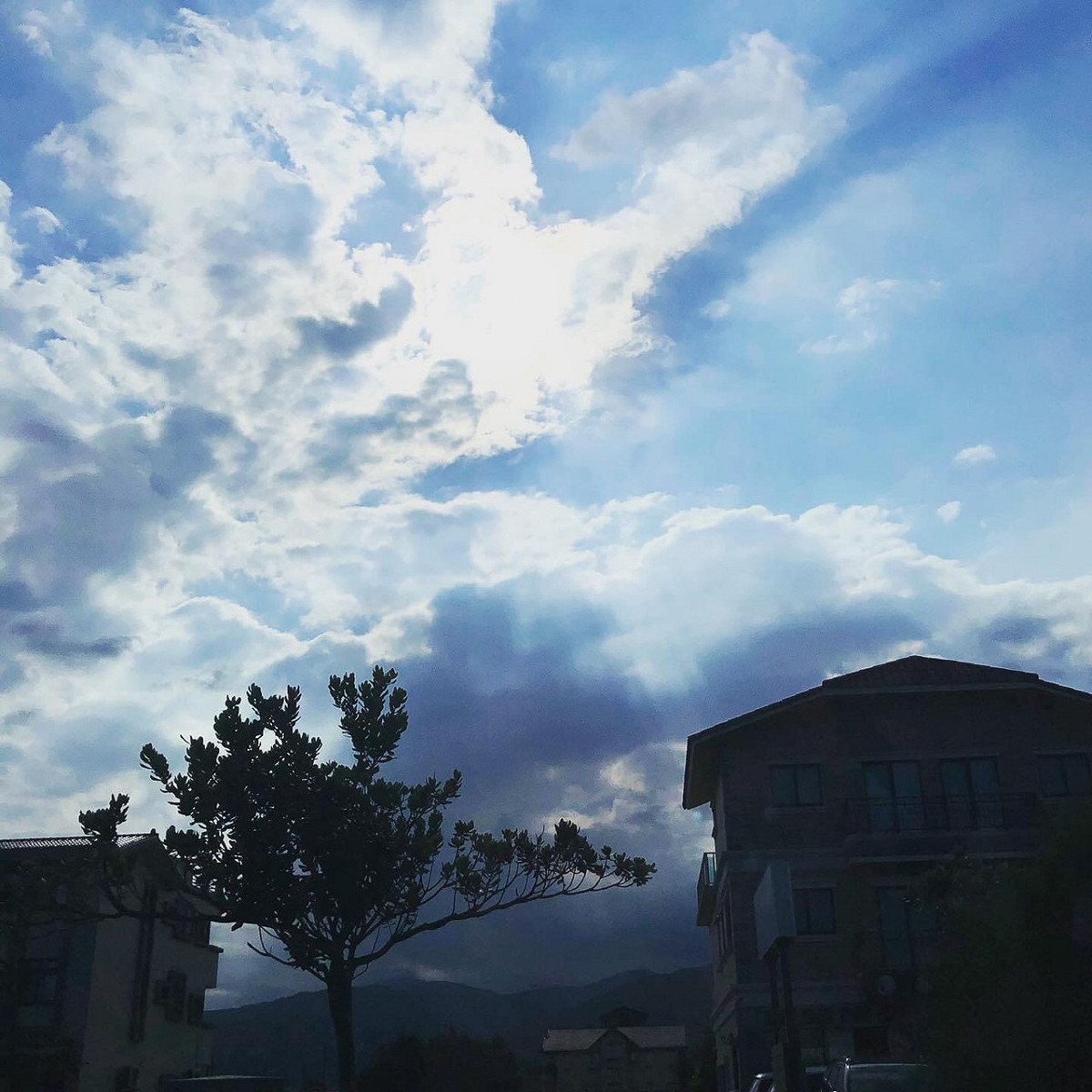 氣象局觀測今日中午最高溫出現在基隆，有38.6度高溫。 圖：楊瑾錚/攝