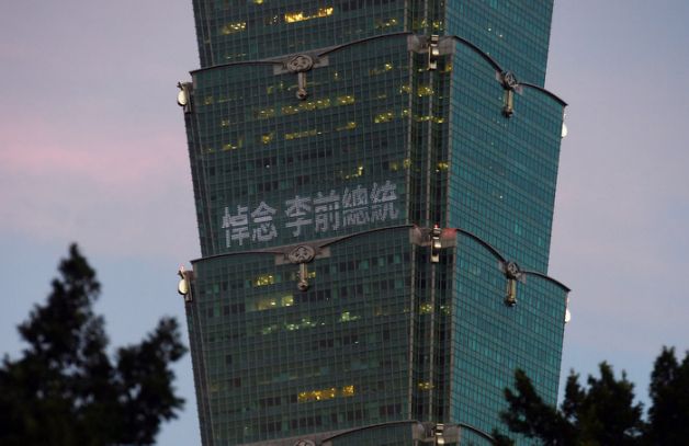 台北101大樓為悼念台灣永遠的「民主先生」，今（31日）晚6時40分至10時將於59至60樓外牆點燈緬懷李登輝。 圖：中央社提供