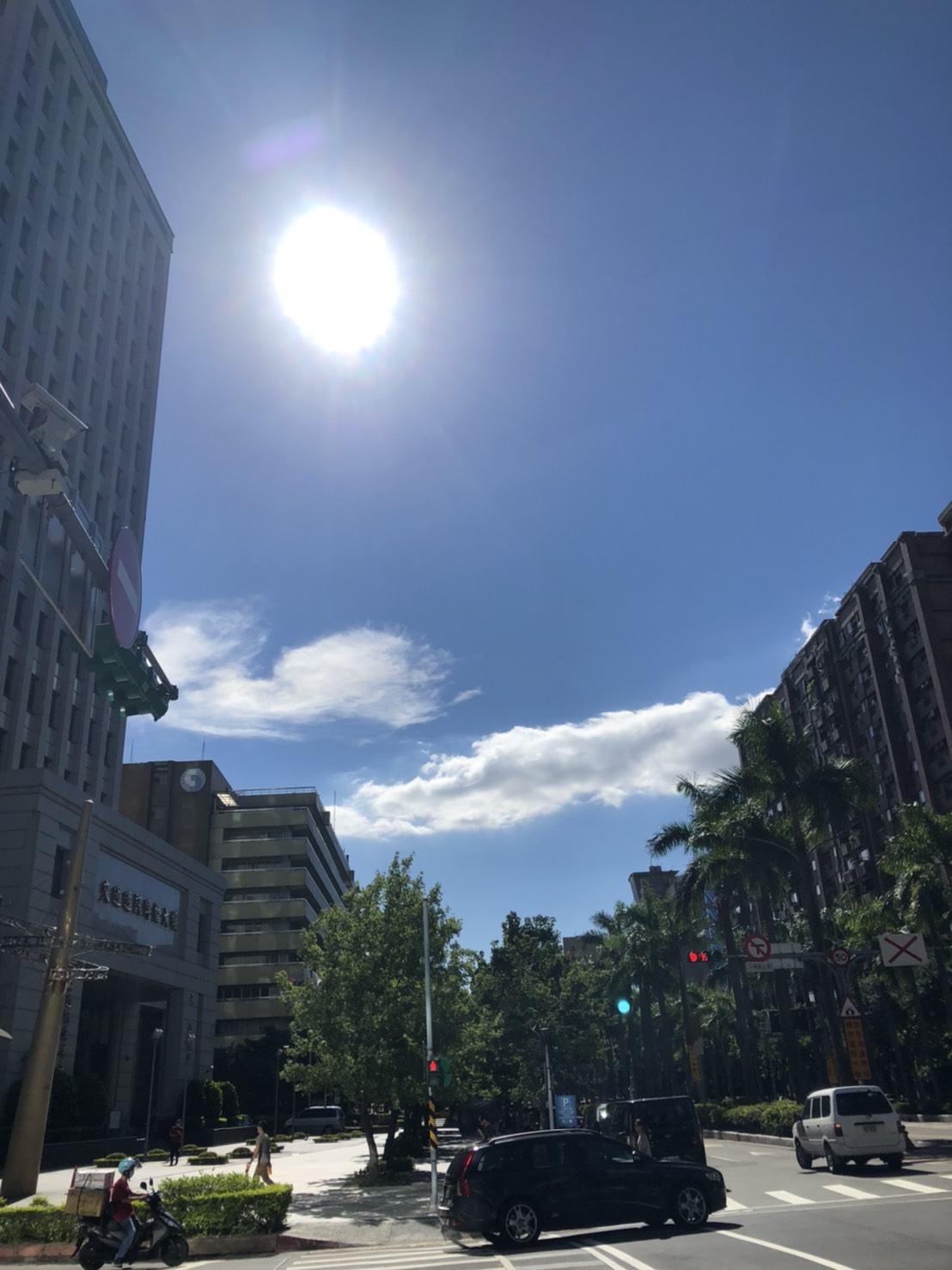氣象局今日針對10縣市發佈高溫特報，慎防午後雷陣雨及局部性大雨。 圖：楊瑾錚/攝
