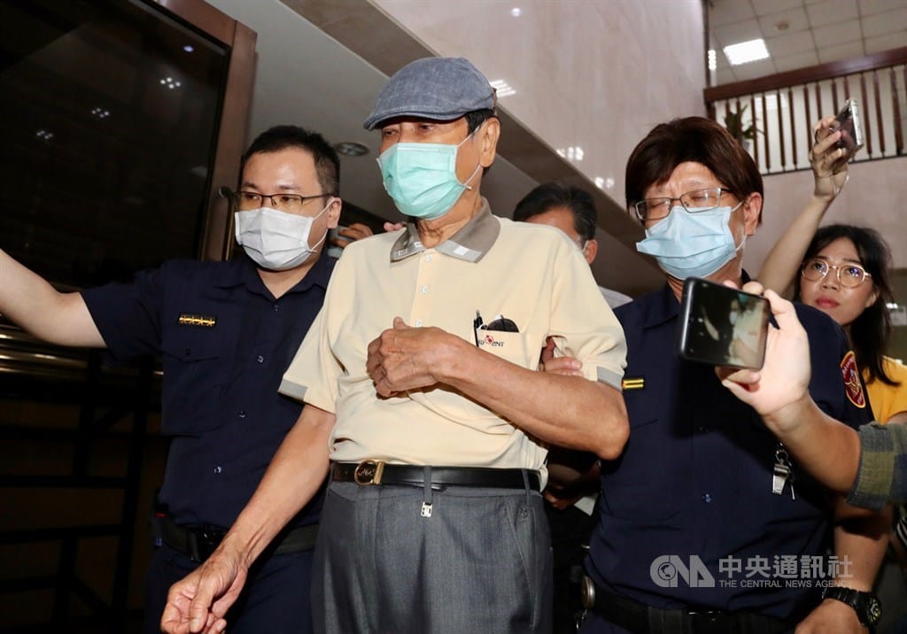 台北地檢署偵辦立委涉收賄案，約談6名前後任立委說明，前立委陳唐山（中）1日在北檢複訊後，以新台幣50萬元交保離去。 圖/中央社（資料照片）