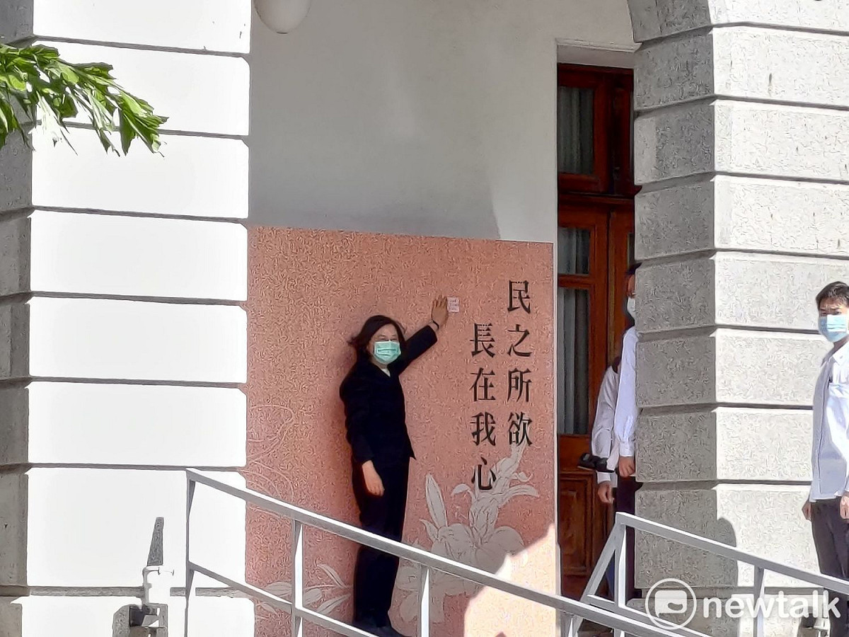 總統蔡英文於李登輝追思會場致意。 圖：黃建豪/攝