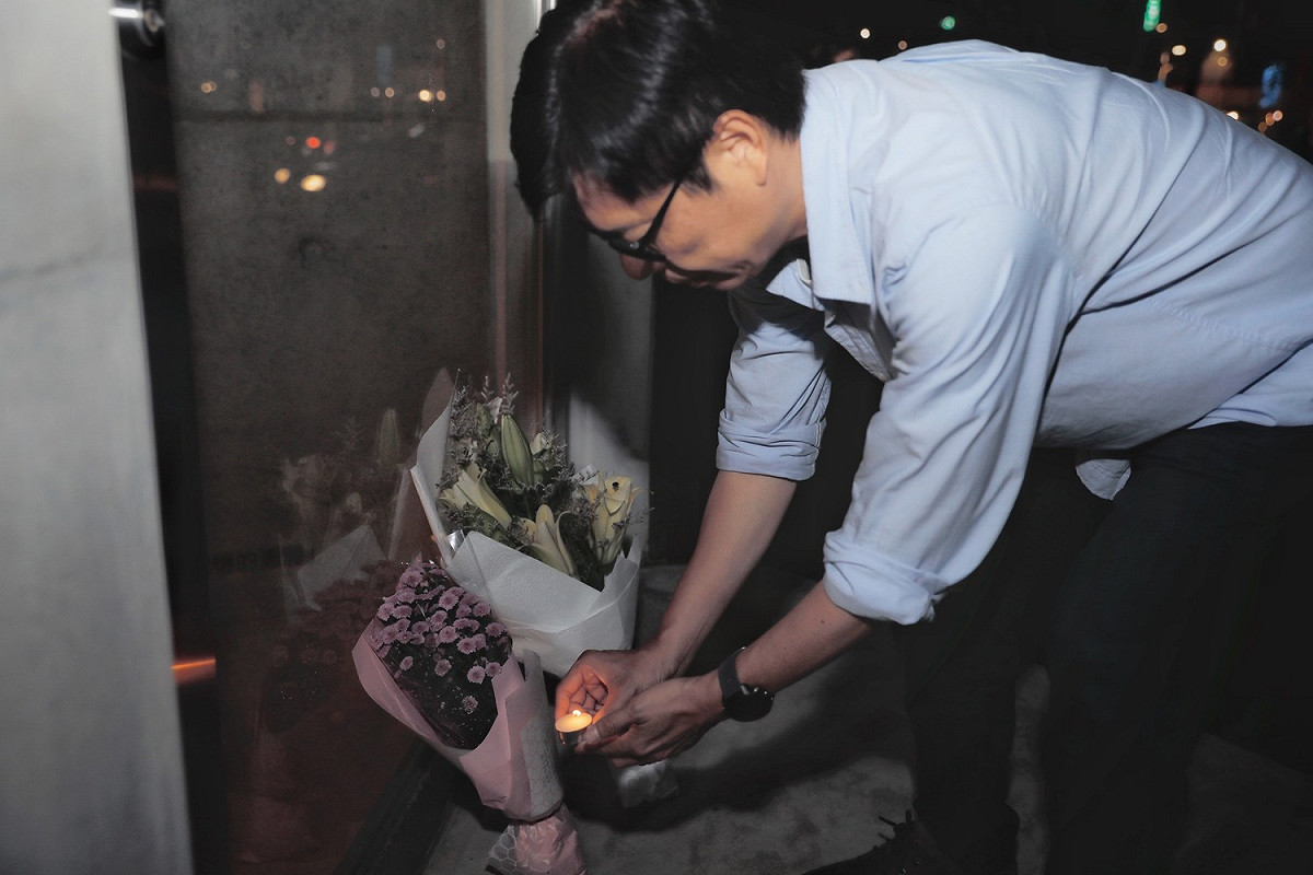 陳其邁前往氣爆紀念裝置藝術獻花致意。 圖：陳其邁競辦/提供