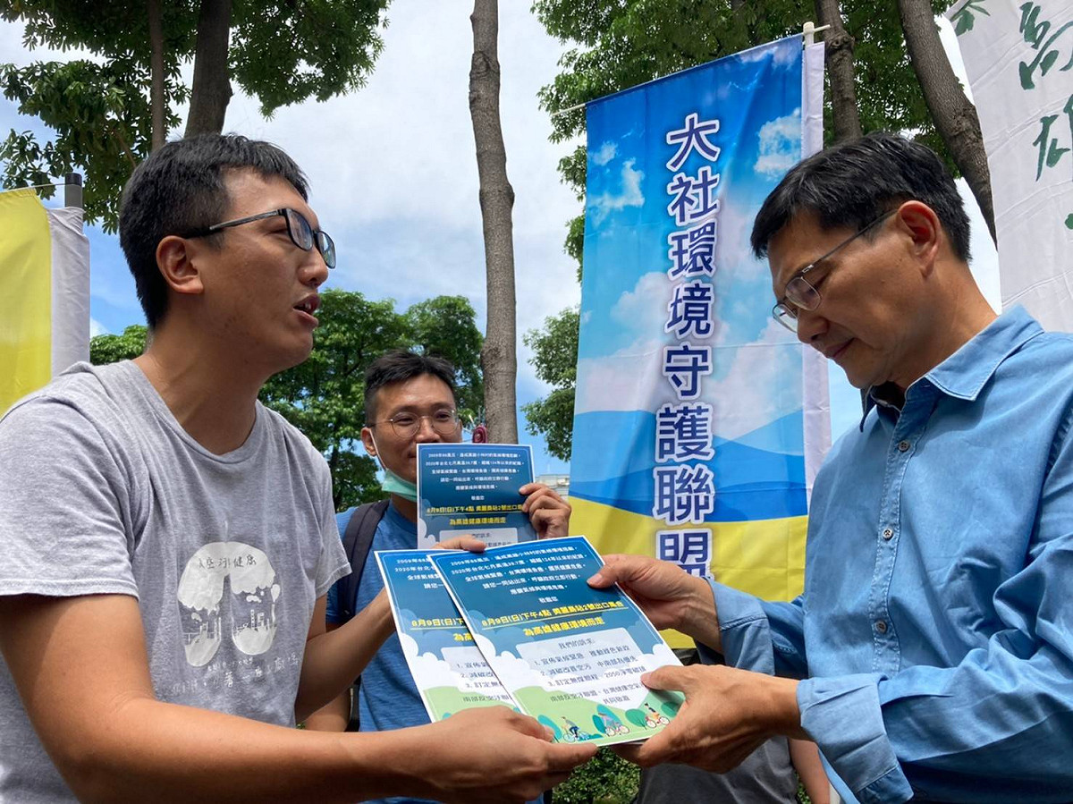 吳益政(右)接下南部反空汙聯盟的遊行邀請函。 圖：南部反空汙聯盟/提供