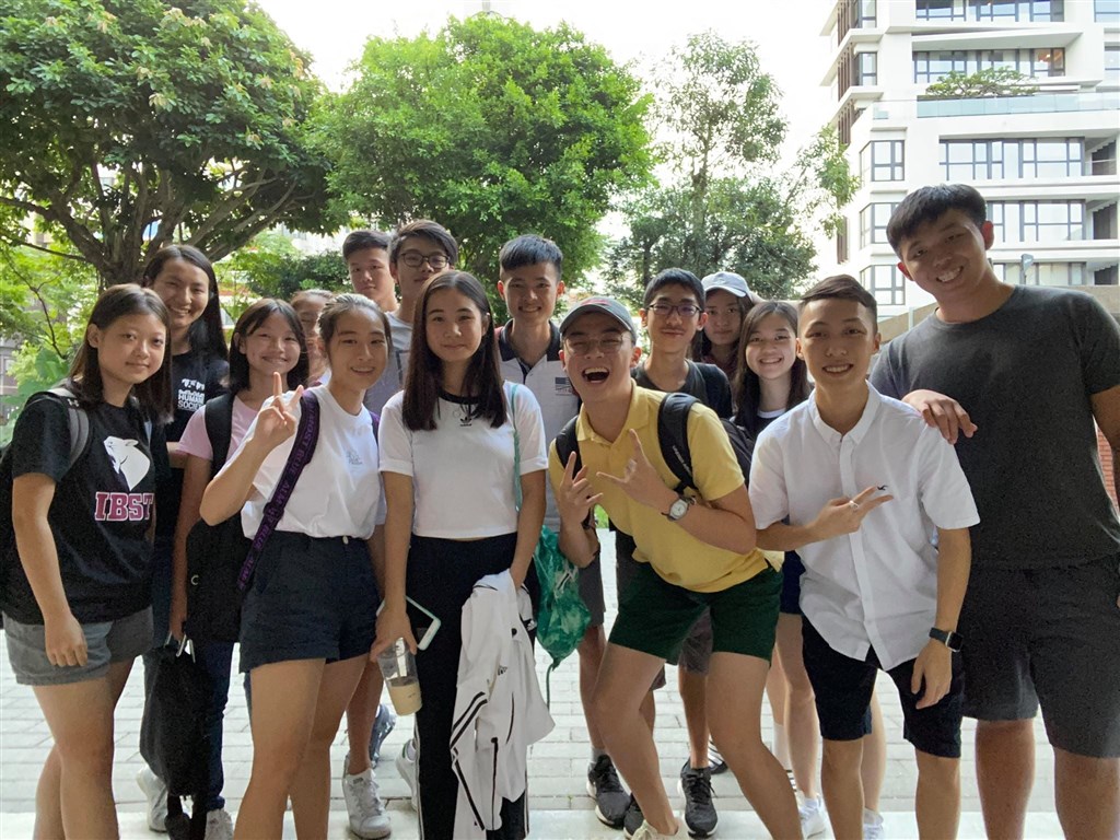 今年的世界中學生英語辯論大賽台灣隊以總分世界排名第11打進淘汰賽階段，在24強賽打敗威爾斯隊，於16強賽中擊敗荷蘭隊，晉升至8強賽。 （圖取自facebook.com/WSDCTaiwan）