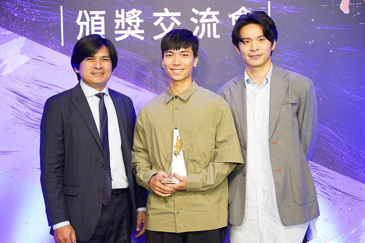 導演廖欽亮(左)、金穗影帝楊傑宇(中)、姚淳耀(右)合照。 圖：影視聽中心/提供