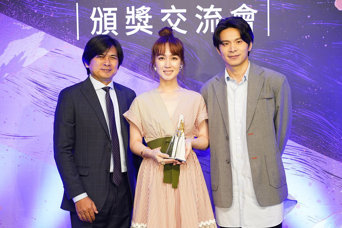 導演廖欽亮(左)、金穗影后黃瀞怡(中)、姚淳耀(右) 合照。 圖：影視聽中心/提供