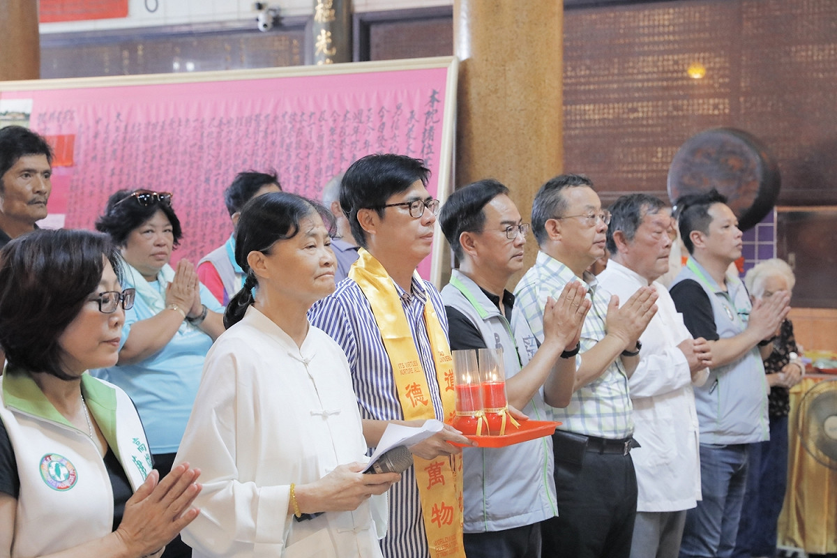 陳其邁(左三）勤走宮廟參香。 圖：陳其邁競辦/提供