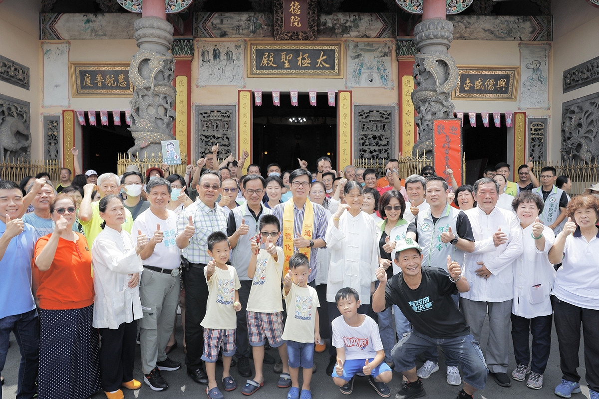 陳其邁不管到哪裡都是高人氣。 圖：陳其邁競辦/提供