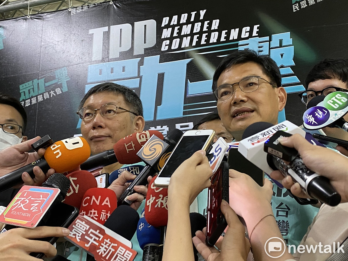 民眾黨主席柯文哲、民眾黨高雄市長參選人吳益政。 圖：周煊惠 ／攝