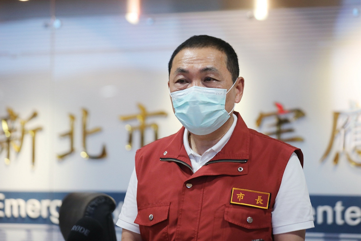 侯友宜今日再次籲請中央，在檢驗量能可負擔情況下，針對入境者全面普篩及居家檢疫。 圖：新北市衛生局提供