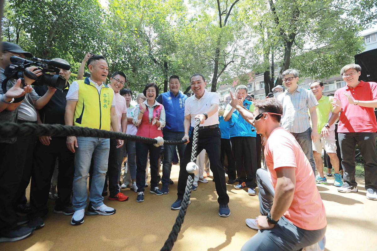「新北全齡公園綠動服務-三重區三民公園站」啟用，侯友宜親自體驗體健設施。  圖：新北市政府提供