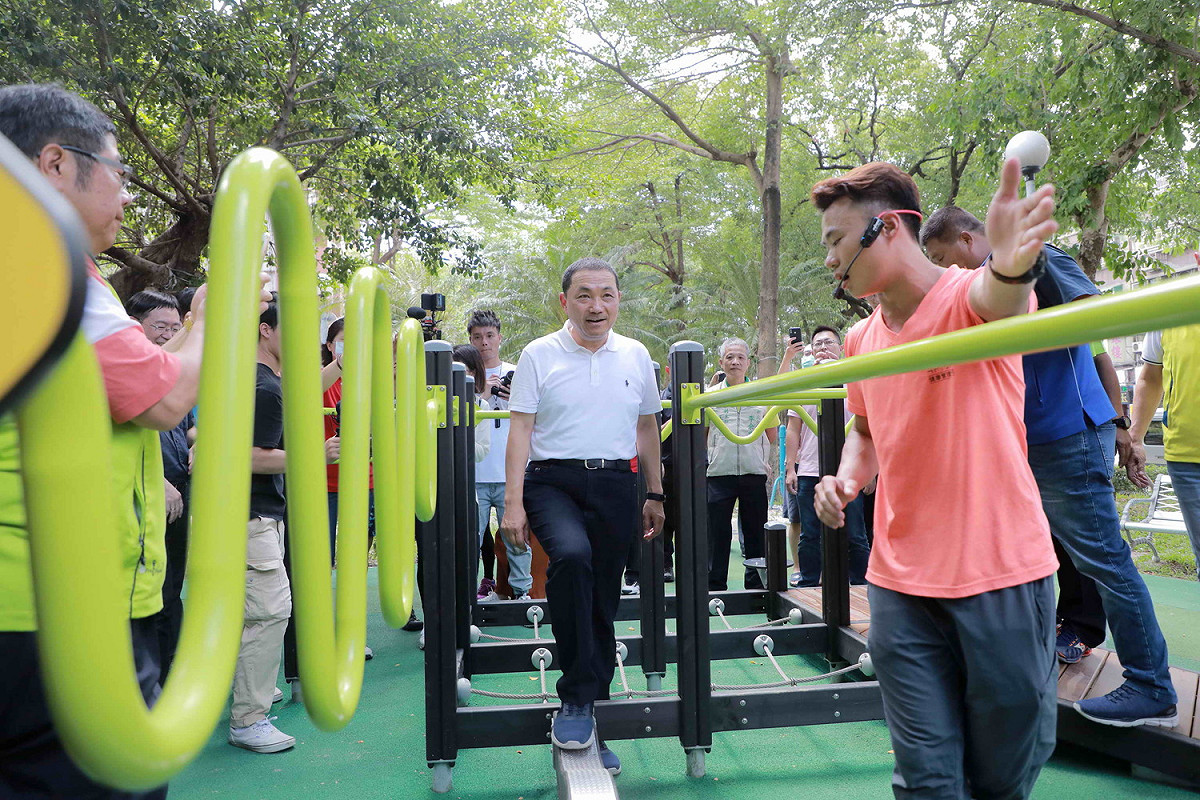 「新北全齡公園綠動服務-三重區三民公園站」設有全齡化體健設施，提供全家大小一起動健康。 圖：新北市政府提供