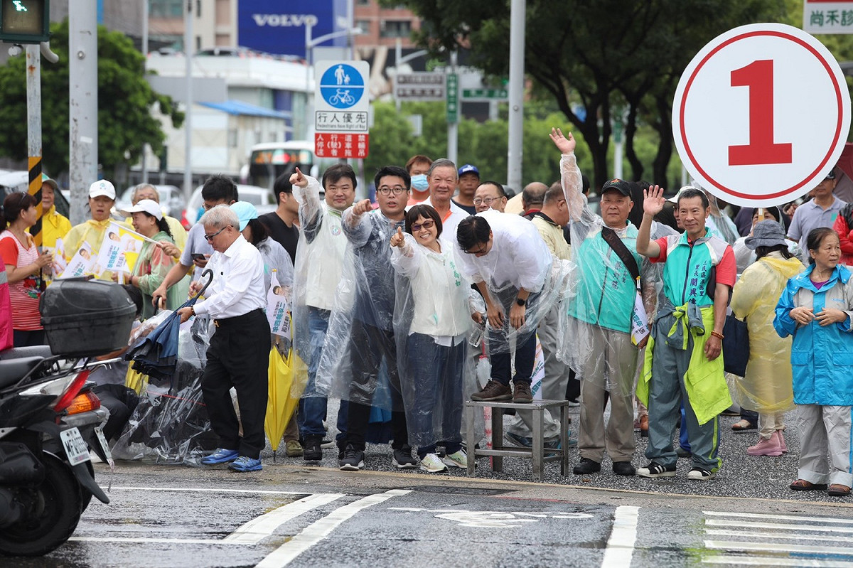 陳其邁與黨籍議員共同在路口向民眾拜票。 圖：陳其邁競辦/提供