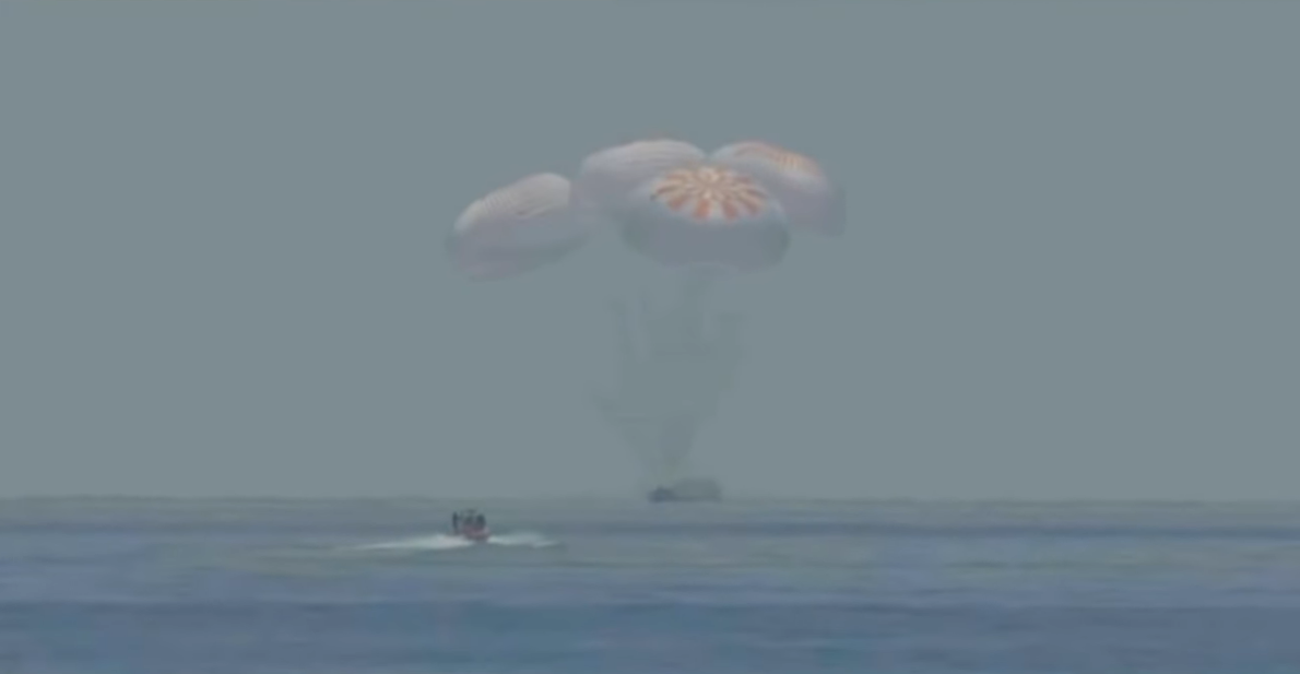 SpaceX太空船「飛龍奮進號」(Crew Dragon Endeavour)，昨日以降落傘「濺落」方式降落在佛羅里達州彭薩科拉的外海。 圖：擷取自NASA Youtube