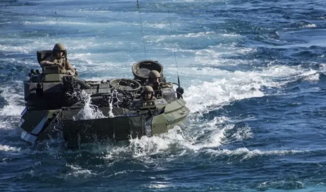 途中為美國海軍兩棲戰車。 圖：翻攝自環球網