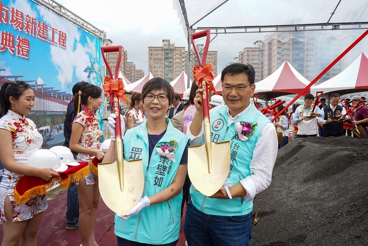 民眾黨高雄市長候選人吳益政(右)與總幹事蔡壁如。 圖：吳益政競辦／提供