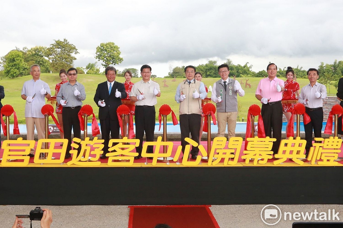 西拉雅國家風景區管理處官田遊客中心盛大開幕，台南市長黃偉哲偕同交通部長林佳龍等貴賓出席開幕儀式，並邀請台灣著名美術設計家暨現任葛萊美獎評審蕭青陽參與盛會。 圖：台南市政府／提供