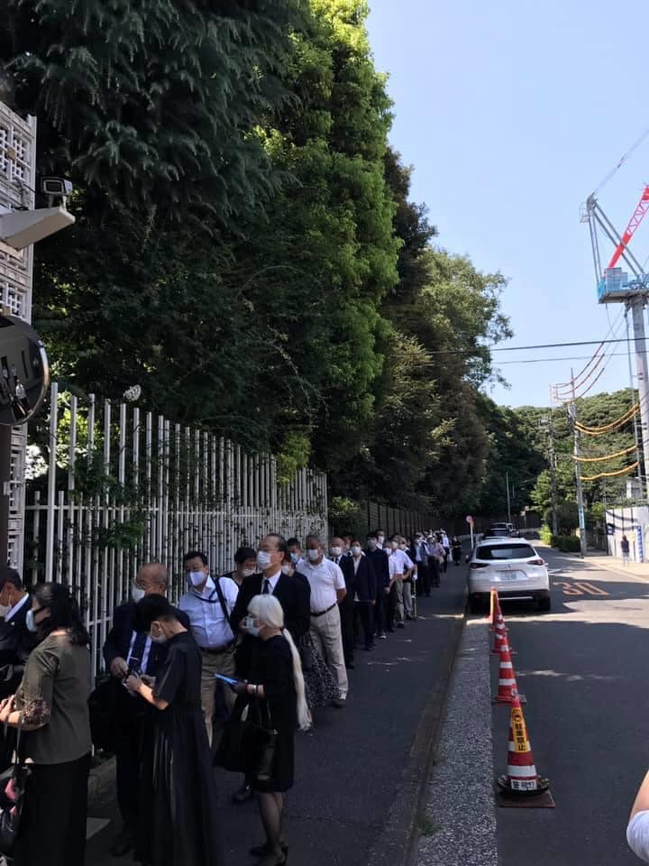 今天來悼念李前總統登輝的人數約有550人，圖為現場排隊人龍。 圖：取自謝長廷臉書