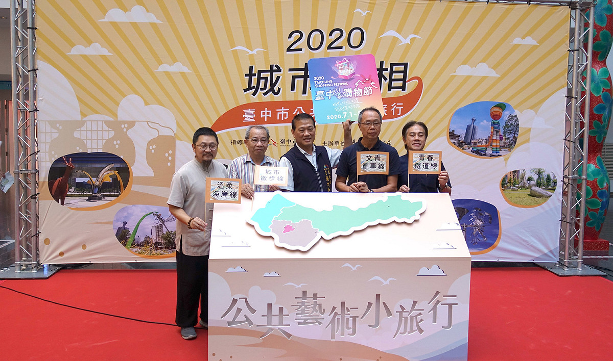 文化局長張大春及四位公共藝術專家合影。 台中市政府文化局/提供