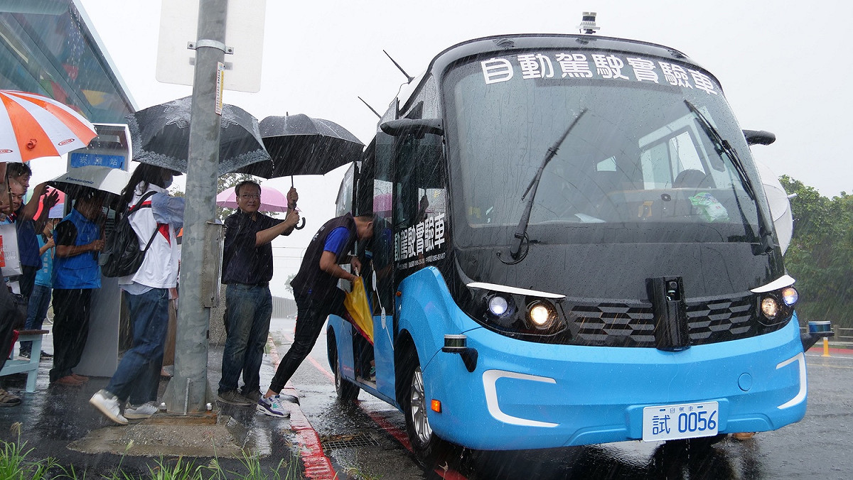 新北市智駕電動巴士載客試行，首月開放團體預約，第二個月起則開放一般民眾搭乘。  圖：新北市政府交通局／提供