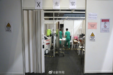 亞洲國際博覽館的社區治療設施啟用首日發生烏龍事件，一名女性被當成確診者送入該醫院治療，消息曝光後引起外界譁然。 圖：翻攝自微博