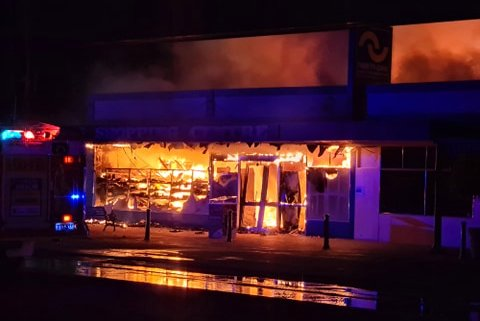 超市老闆梅森因聽信「來自中國的紙箱帶有病毒」之傳言，而放火燒了自家超市倉庫 圖：截取自澳洲廣播公司新聞網
