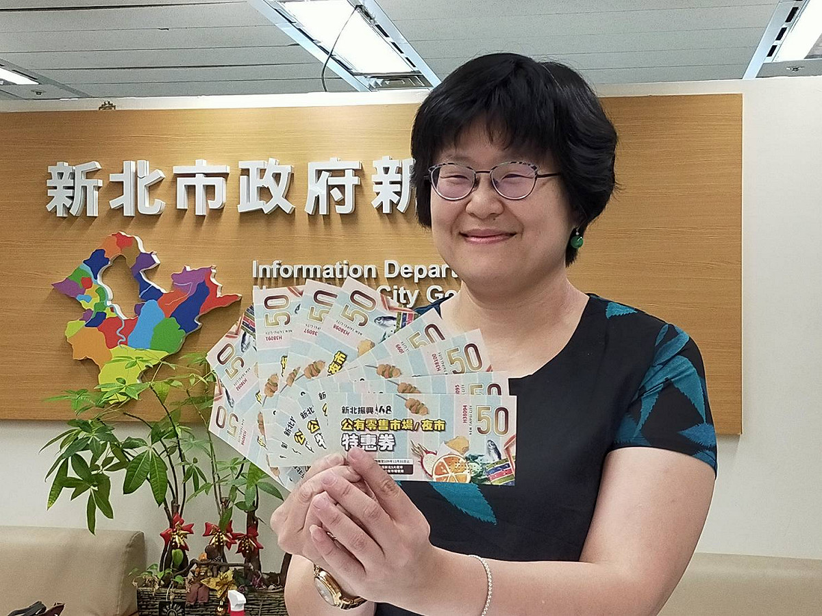 經發局長何怡明表示，這次新北特惠券活動共有超過25萬人次登錄，有５萬名幸運兒獲兌換資格。 圖：林昀真／攝