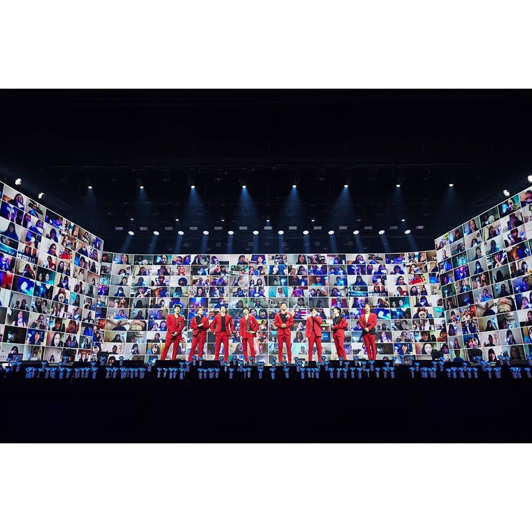 「Beyond Live」首創結合AR和多個影像結合，讓粉絲能夠在演唱會上直接跟偶像視訊。 圖：翻攝自IG