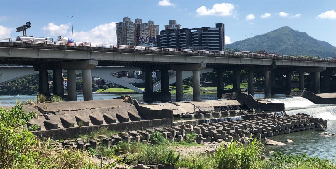 碧潭堰目前受損情形，將花4億8000萬元進行改善工程，預計111年底完工。  圖：新北市水利局提供