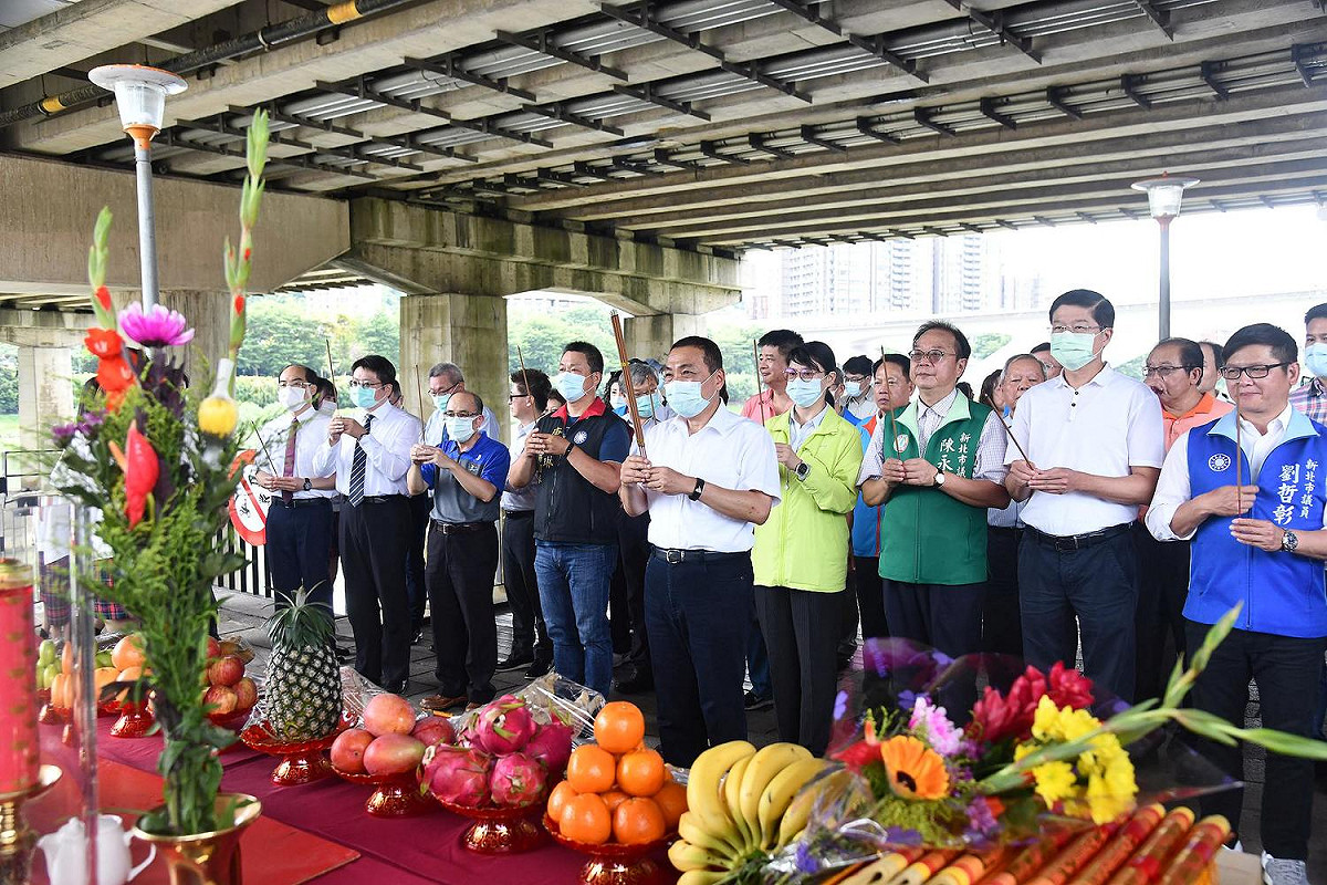 新北市政府在碧潭西岸舉行「碧潭堰改善暨周遭環境營造」開工動土典禮，由侯友宜主持開工。  圖：新北市水利局提供
