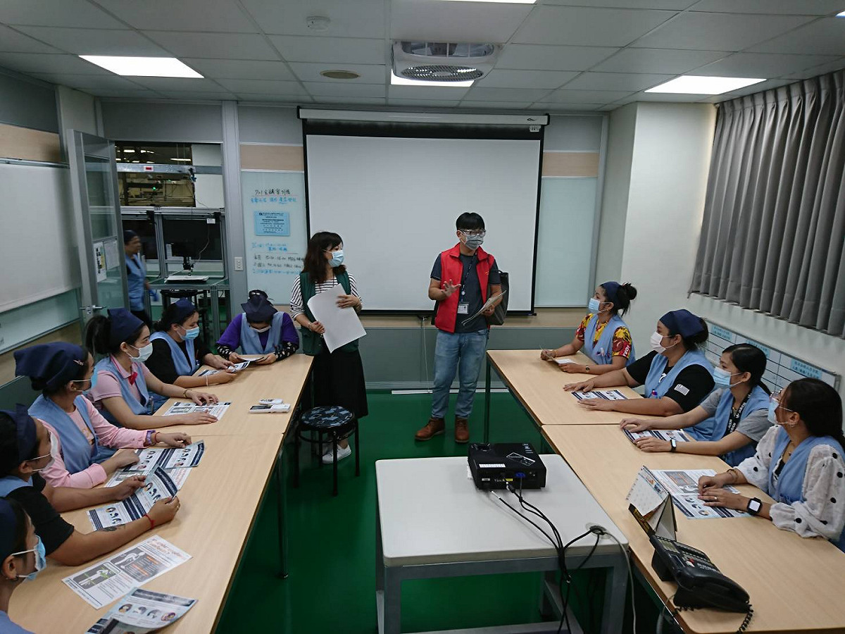 新北市勞工局派員到企業宣導防疫項目，並抽查是否符合規定。  圖：新北市勞工局提供