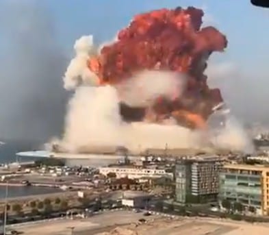 黎巴嫩首都貝魯特（Beirut）4日下午6點發生2次重大爆炸，冒出大量紅色煙霧。 圖：翻攝推特