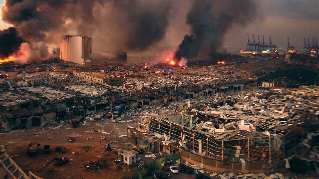 大爆炸不但夷平港口大部分設施，全市都受到爆炸震波衝擊，造成附近辦公大樓玻璃全碎、公寓陽台被震垮。 圖：翻攝推特