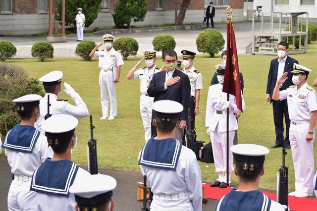 日本防衛大臣河野太郎（中著黑西裝者）認同自民黨提議的導彈防禦，表示保衛國家不需要中韓理解。 圖：翻攝自河野太郎推特