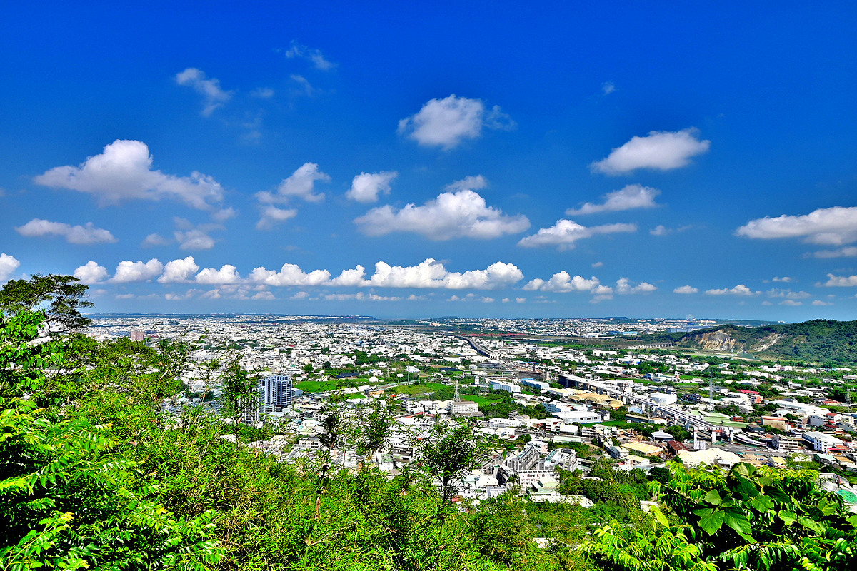 公老坪登山步道登頂後，可俯瞰整個北台中景致，天氣晴朗時，甚至能遠眺大甲溪出海口，是市民登山賞景的絕佳地點。 圖：台中市政府觀旅局／提供