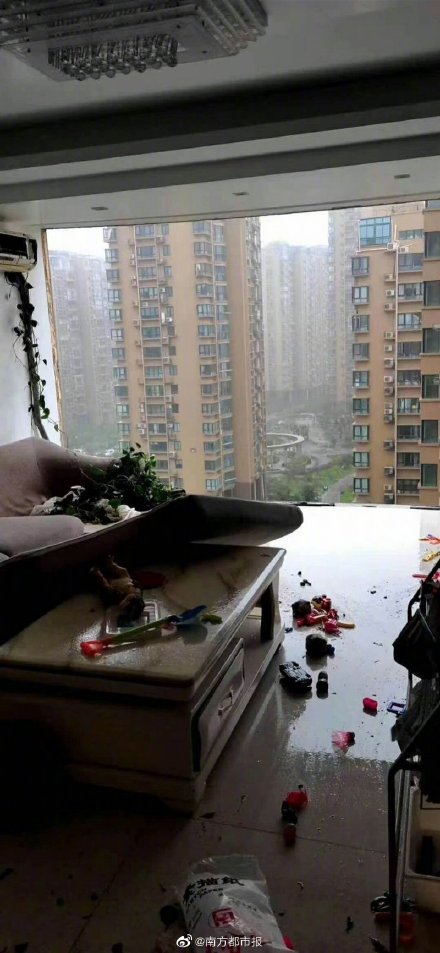 高樓住戶整面落地窗遭強風吹落，客廳宛若懸崖。 圖 : 翻攝自「南方都市報｣官方微博