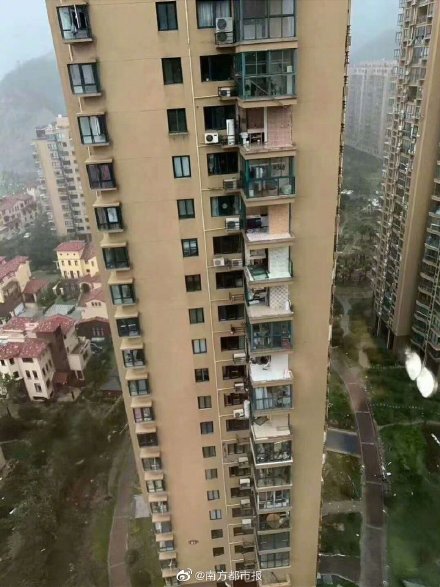 颱風侵襲浙江省，多棟高樓住戶受災，有的落地窗遭整面吹走。 翻攝自「南方都市報｣官方微博