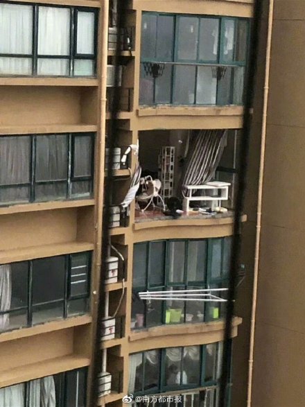 住戶窗戶遭強風吹落，客廳宛若懸崖 翻攝自「南方都市報｣官方微博